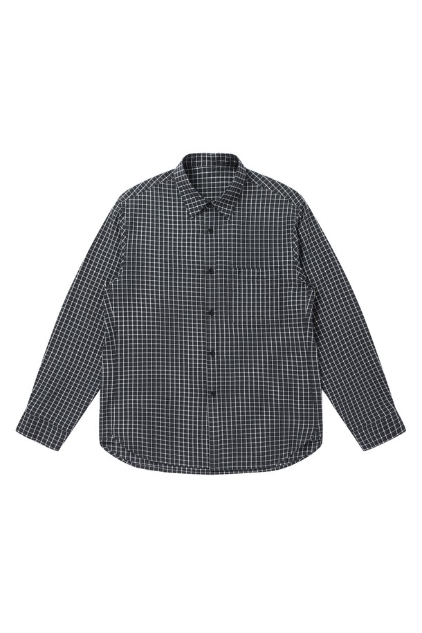 블랙 색상의 릴렉스드 핏 시어서커 셔츠로, 면과 폴리에스테르 혼방 소재로 제작되어 여름철에도 시원하게 착용 가능합니다. 긴소매 디자인에 칼라 네크라인을 적용했으며, 릴랙스핏으로 편안한 착용감을 제공하고, 로고가 각인된 버튼과 사이드 밑단 디테일이 특징입니다. 시어서커 패턴이 돋보이는 얇은 두께의 남성용 셔츠로, 일상적인 캐주얼 스타일 연출에 용이합니다.
