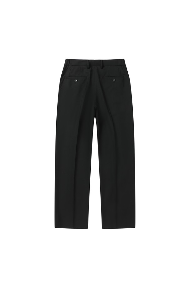 남성용 투 턱 레귤러 핏 슬랙스는 프리미엄 울 혼방 소재로 제작되어 부드러운 촉감을 자랑하며, 클래식하고 베이직한 스타일을 연출합니다. 포멀 및 세미 포멀 스타일에 적합하며, 봄과 여름 시즌에 활용하기 좋습니다. 하프 밴딩과 투 턱 디자인이 적용된 블랙 색상의 긴 바지로, 레귤러 핏과 세미 와이드 핏의 중간 형태로 편안하게 착용할 수 있습니다.
