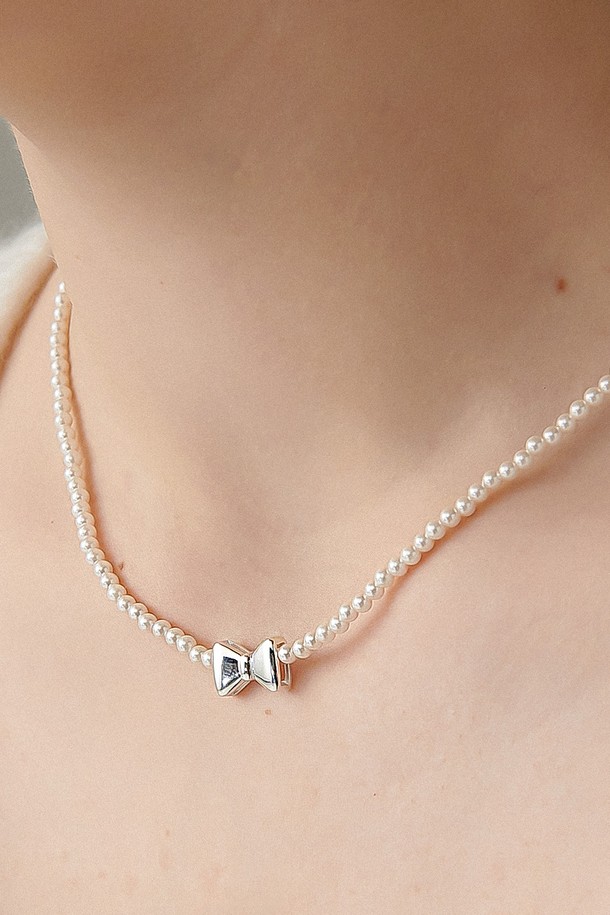 Uni.J - 목걸이 - Petite Ribbon Pearl Silver Necklace In497 [Silver]