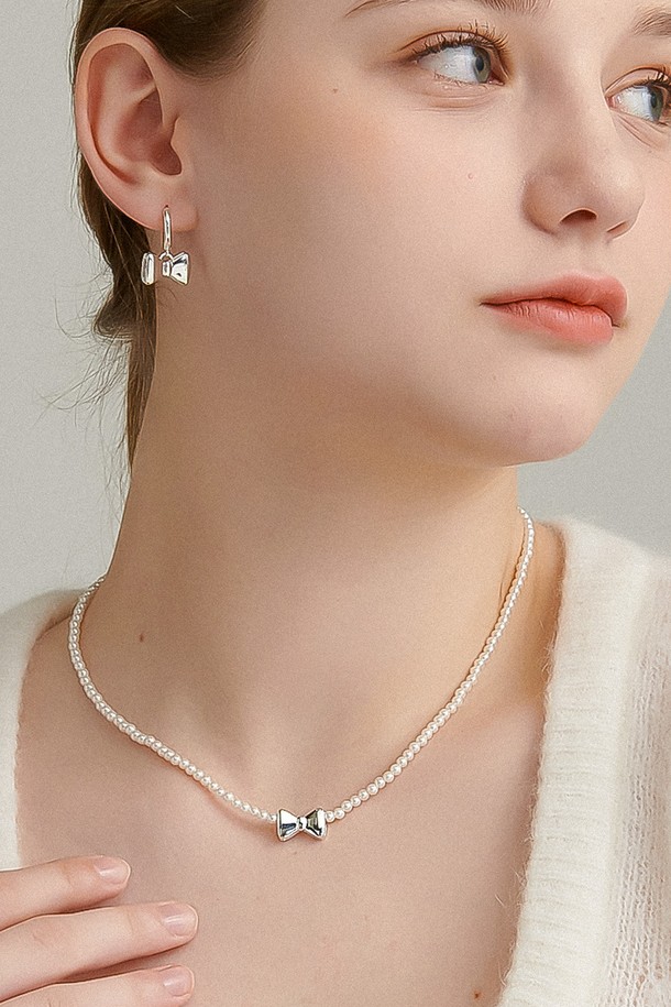 Uni.J - 목걸이 - Petite Ribbon Pearl Silver Necklace In497 [Silver]