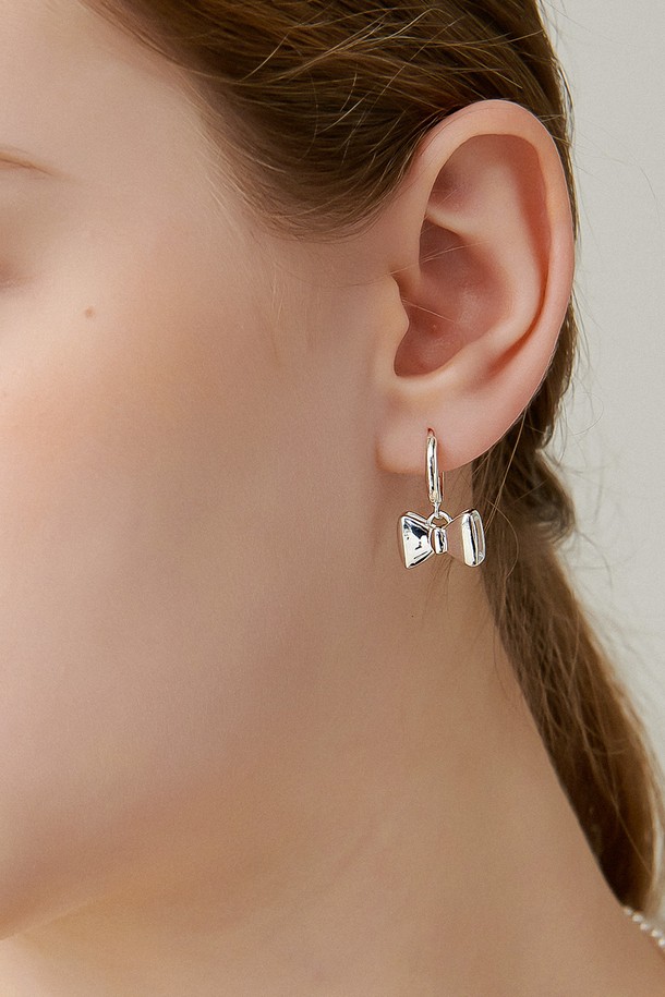 Uni.J - 귀걸이 - Petite Ribbon Silver Earring Ie371 [Silver]