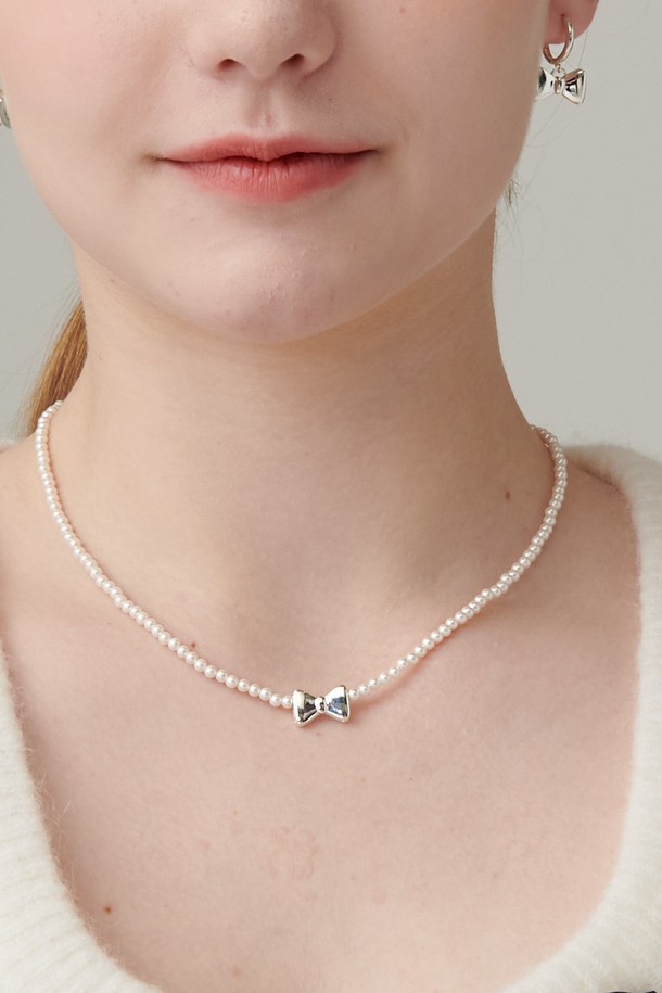 Uni.J - 목걸이 - Petite Ribbon Pearl Silver Necklace In497 [Silver]