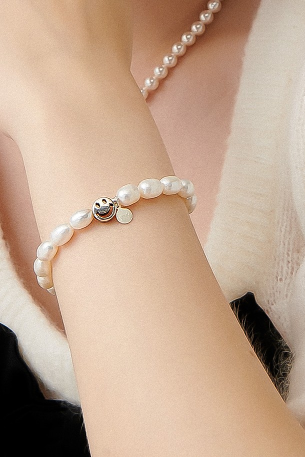 Uni.J - 팔찌/발찌 - Fresh-water-pearl smiling Silver Bracelet Ib301 [Silver]