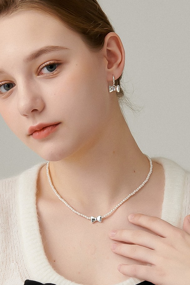 Uni.J - 목걸이 - Petite Ribbon Pearl Silver Necklace In497 [Silver]