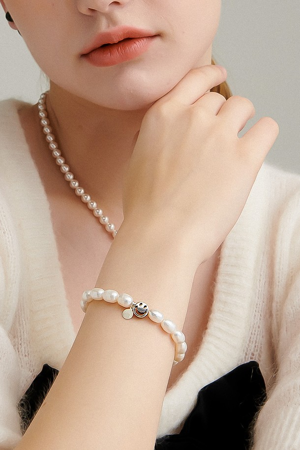 Uni.J - 팔찌/발찌 - Fresh-water-pearl smiling Silver Bracelet Ib301 [Silver]