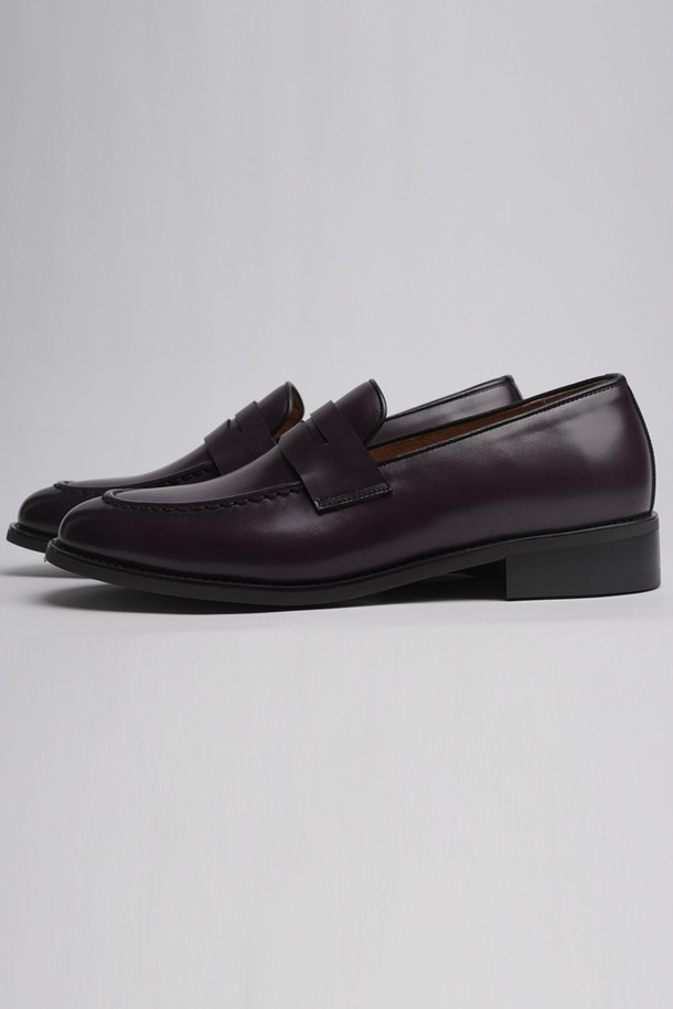 플랩에프 디에고 페니로퍼 BG는 남성용 페니로퍼로, 일상과 비즈니스룩에 모두 잘 어울립니다. 블랙과 버건디 두 가지 색상으로 출시되었으며, 봄, 여름, 가을까지 폭넓게 활용 가능합니다. 라운드 앞코에 소가죽 소재, 로우힐 굽으로 제작되어 편안한 착용감을 제공합니다. 수제화 방식으로 제작되어, 오더메이드, 핸드라스팅, 맞춤 제작, 홍창 변경, 바닥 보강, 굽 높이 조절 등 다양한 옵션을 통해 개인의 취향에 맞춰 제작할 수 있습니다. 슬립온 디자인에 로우탑 스타일로, 클래식, 미니멀, 시크한 스타일을 연출하기에 좋습니다.
