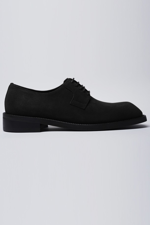 플랩에프 코너 스퀘어 스웨이드 더비 SBK는 남성용 더비 슈즈입니다. 스퀘어 토 디자인과 블랙 컬러의 스웨이드 소재가 특징이며, 일상적인 착용에 적합합니다. 로우힐 굽과 레이스업 잠금장치가 클래식하고 미니멀한 스타일을 연출하며, 데이트룩, 오피스룩, 출근룩 등 다양한 TPO에 활용할 수 있습니다. 수제화, 맞춤 제작, 주문 제작, 핸드메이드, 전통 수작업 공법으로 제작되어 특별함을 더합니다. 발볼은 커스텀 가능하며, 사계절 내내 착용할 수 있습니다.