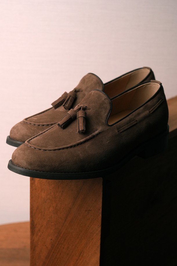 플랩에프 미구엘 스웨이드 태슬로퍼 SDB는 남성용 로퍼입니다. 다크브라운 컬러의 스웨이드와 천연가죽 소재로 제작되었으며, 일상, 데이트룩, 오피스룩에 모두 잘 어울립니다. 3cm 로우힐에 라운드 앞코 디자인, 슬립온 형태로 편안하게 착용 가능하며, 태슬 디테일이 돋보입니다. 클래식, 미니멀, 캐주얼 스타일을 모두 소화할 수 있고, 수제화로 발볼 및 굽높이 조절이 가능합니다.
