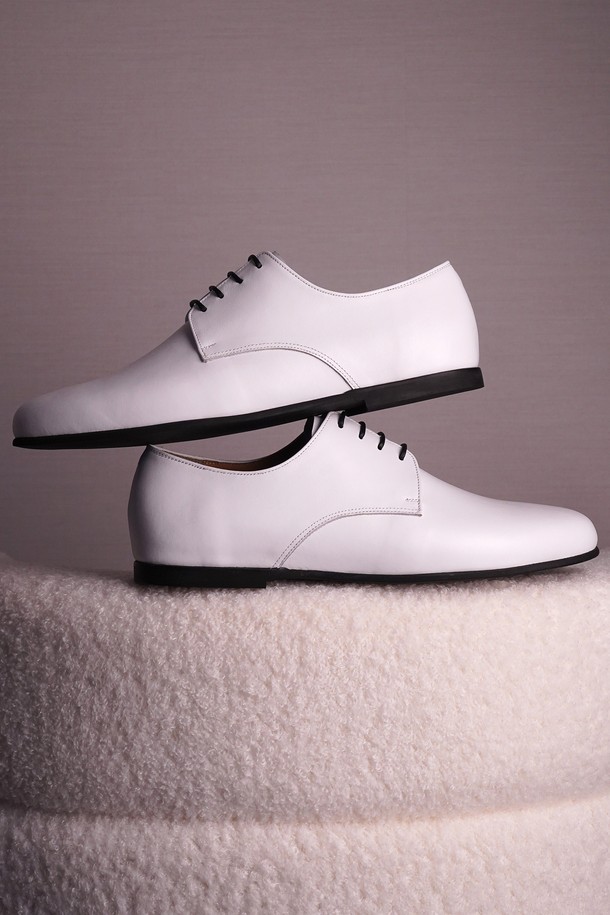 플랩에프 다니엘 플랫 더비 WH는 남성용 더비슈즈입니다. 하얀색 컬러의 라운드 토 디자인으로, 봄, 여름, 가을 계절에 착용하기 좋습니다. 합성가죽 소재에 2cm 플랫 굽으로 제작되어 편안한 착화감을 제공합니다. 클래식, 미니멀, 캐주얼 스타일을 즐기는 분들께 데이트룩과 출근룩에 적합한 베이직한 디자인의 더비슈즈입니다. 신발 끈으로 묶는 레이스업 스타일이며, 로우탑 디자인으로 심플하고 깔끔한 매력을 더합니다.
