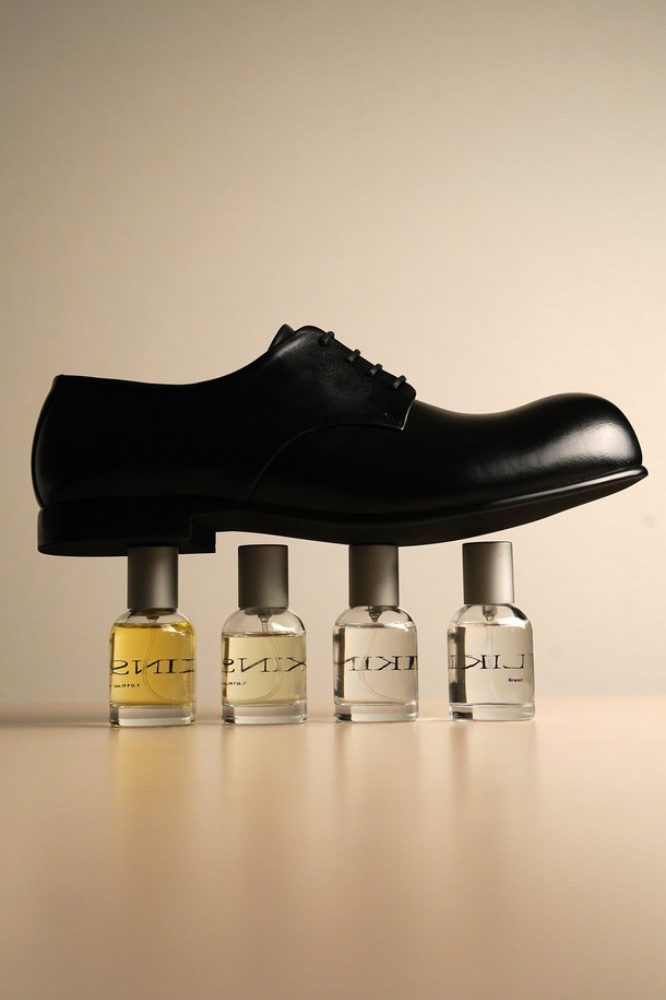 플랩에프 하이퍼 플랫 더비 BK는 남성용 더비슈즈로, 일상생활에서 착용하기 좋습니다. 블랙 컬러의 소가죽 소재에 플랫 앞코 디자인을 갖춘 이 신발은 7.5cm 청키힐 굽으로 제작되었습니다. 안감은 가죽이며, 무지 패턴에 레이스업 방식으로 신발을 여밉니다. 수제화로 제작되어 핸드래스팅 공법, 미끄럼 방지 아웃솔, 굽높이 조절 및 아웃솔 보강이 가능하며, 맞춤 제작이 가능하다는 특징이 있습니다. 출근룩, 오피스룩, 비즈니스 캐주얼 등 다양한 TPO에 클래식, 미니멀, 시크 스타일로 연출하기 좋습니다.
