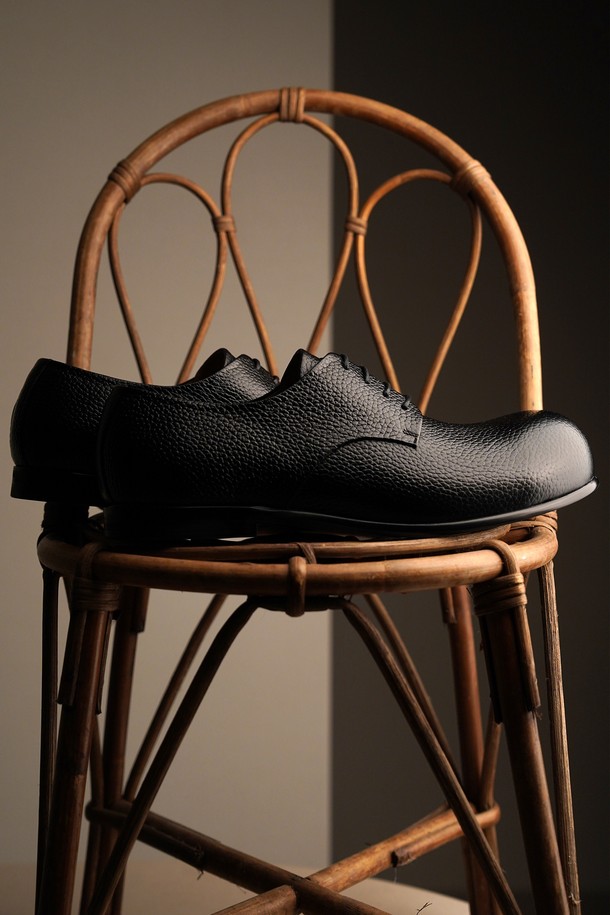 플랩에프 하이퍼 플랫 더비 BO는 남성용 더비슈즈로, 사계절 내내 착용하기 좋습니다. 블랙 컬러의 소가죽 소재로 제작되었으며, 플랫 앞코와 1.5cm 굽 높이의 플랫 타입 굽이 특징입니다. 수제화, 주문 제작 방식으로 제작되며, 논코팅 아웃솔과 핸드라스팅 공법으로 완성되어 높은 퀄리티를 자랑합니다. 레이스업 스타일로, 출근룩, 오피스룩, 비즈니스 캐주얼 등 다양한 TPO에, 클래식, 미니멀, 시크 스타일을 연출하기 좋습니다.
