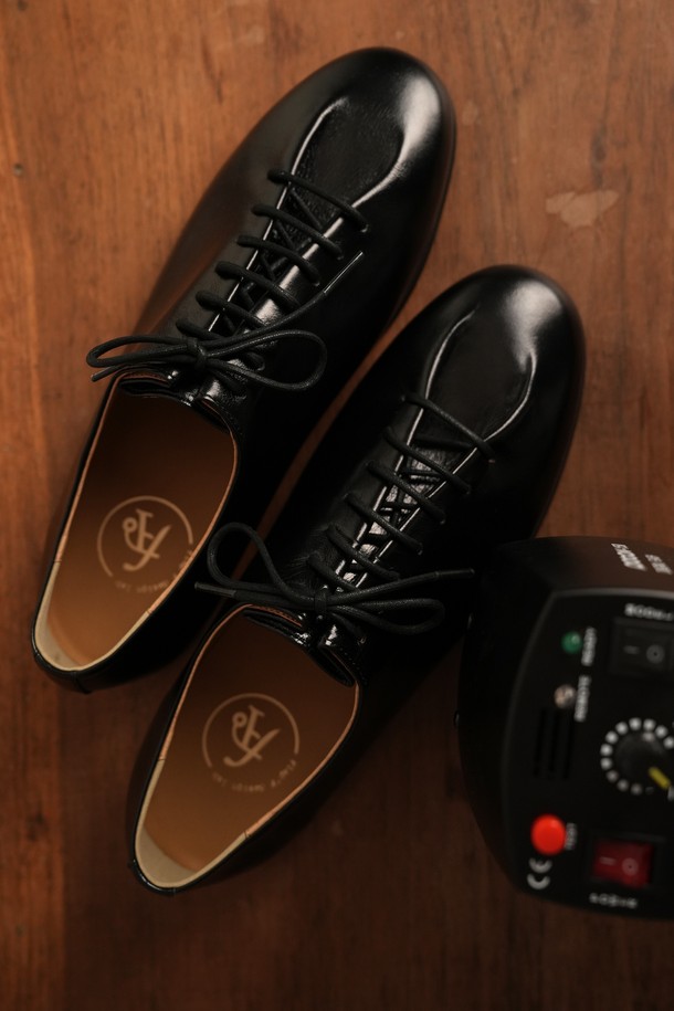 플랩에프 다비드 플랫 더비 BK는 남성용 더비슈즈입니다. 블랙 컬러의 소가죽 소재로 제작되었으며, 사계절 내내 착용 가능합니다. 라운드 앞코와 1cm 플랫 굽이 특징이며, 안감은 천연가죽으로 마감하여 편안한 착용감을 선사합니다. 레이스업 스타일로, 일상, 출근룩, 비즈니스 캐주얼, 데이트룩 등 다양한 TPO에 클래식, 미니멀, 시크한 스타일을 연출하기 좋습니다. 수제화, 핸드메이드, 논슬립 고무창, 맞춤 제작 가능하며, 성수동 공방에서 제작되어 높은 품질을 자랑합니다.
