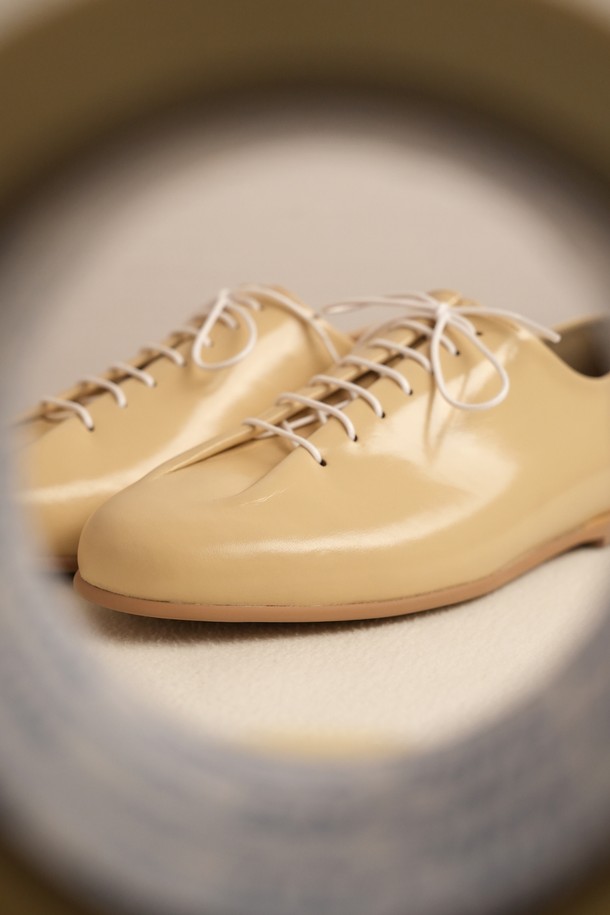 플랩에프 다비드 플랫 더비 BE는 남성용 더비슈즈입니다. 베이지 컬러의 소가죽 소재로 제작되었으며, 라운드 앞코와 레이스업 스타일로 클래식, 미니멀, 캐주얼 룩에 모두 잘 어울립니다. 7cm 플랫 굽에, 가죽 안감과 무지 패턴으로 고급스러움을 더했습니다. 수제화, 핸드라스팅 공법 및 논코팅 아웃솔, 주문 제작으로 특별함을 더하여 데이트룩과 출근룩에 적합합니다.
