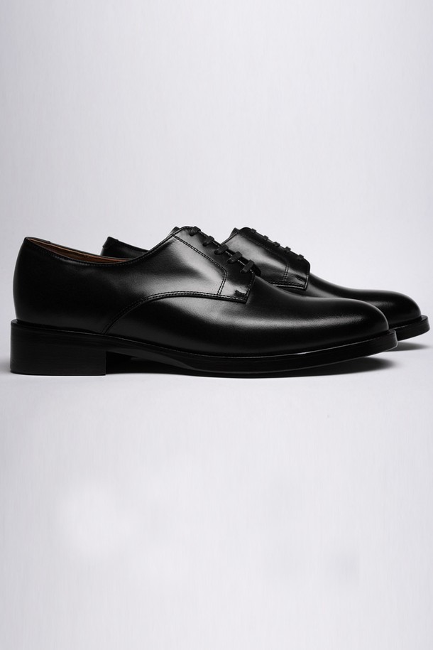 플랩에프 에릭 더비 BK는 소가죽 소재의 남성용 더비슈즈입니다. 라운드 토 디자인에 블랙 컬러, 레이스업 잠금장치, 로우컷 탑라인으로 클래식, 미니멀, 시크한 스타일을 연출합니다. 수제화 공법과 핸드라스팅 공법으로 제작되었으며, 레드솔과 가죽 안감이 특징입니다. 굽 높이는 3cm, 로우힐 타입이며, 오피스룩, 비즈니스 캐주얼, 모임룩에 잘 어울립니다. 맞춤 제작 및 굽 높이 조절도 가능합니다.