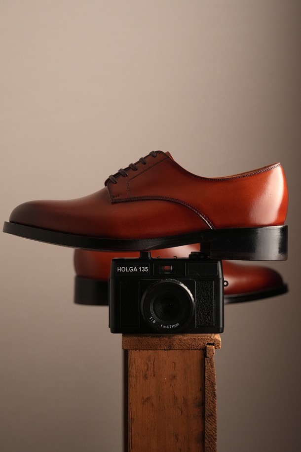 플랩에프 에릭 더비 BW는 남성용 더비슈즈로, 브라운 컬러의 천연가죽 소재로 제작되었습니다. 라운드 토 디자인에 3cm 로우힐 굽이 적용되었으며, 사계절 착용이 가능합니다. 수제화, 핸드메이드, 맞춤 제작 방식으로 제작되어 고급스러움을 더하고, 레드솔과 고무창으로 내구성을 높였습니다. 레이스업 스타일로, 데이트룩, 오피스룩, 비즈니스 캐주얼 등 다양한 TPO에 맞춰 클래식, 미니멀, 캐주얼 스타일을 연출할 수 있습니다.
