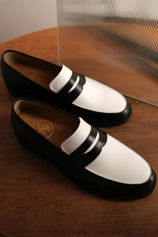 플랩에프 리오넬 페니로퍼 BK는 남성을 위한 블랙 컬러의 페니로퍼입니다. 봄, 여름, 가을 계절에 착용하기 좋으며, 라운드 앞코와 로우컷 탑라인 디자인이 특징입니다. 3cm 로우힐 굽에 천연가죽 소재, 천연가죽 안감으로 제작되어 편안한 착화감을 제공합니다. 데이트룩, 오피스룩, 출근룩 등 다양한 TPO에 활용 가능하며, 클래식, 미니멀, 캐주얼 스타일을 즐겨 입는 분들께 추천합니다. 수제화 방식으로 제작되어 핸드라스팅, 홍창 및 바닥 보강, 굽 높이 조절 옵션 선택이 가능합니다.
