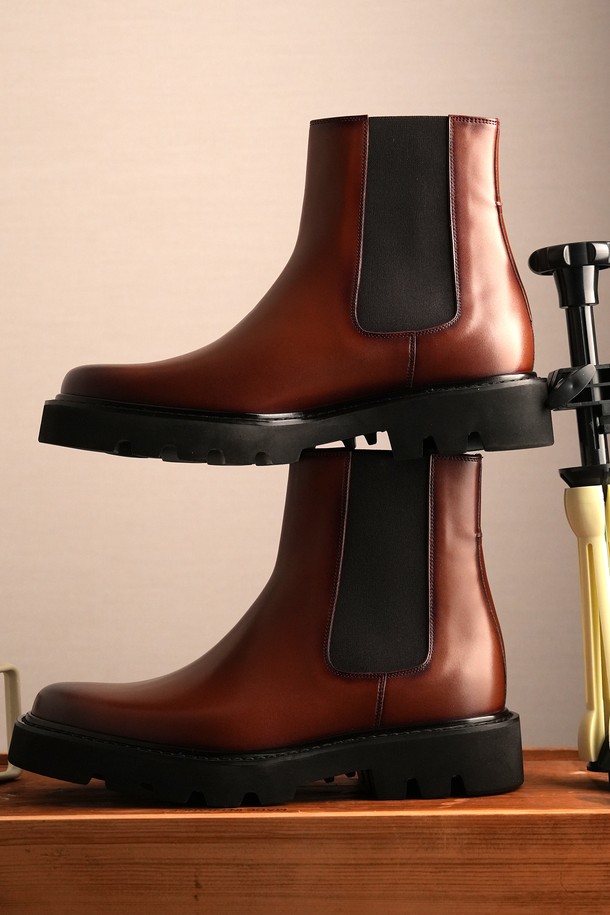 플랩에프 밀로 첼시부츠 BW는 가을, 겨울에 어울리는 남성용 브라운 컬러의 첼시부츠입니다. 4cm 로우힐 굽과 발등을 감싸는 고무 밴딩, 라운드 앞코 디자인으로 편안함과 스타일을 동시에 잡았습니다. 천연 소가죽 소재에 가죽 안감을 사용하여 고급스러운 착용감을 선사하며, 무지 패턴으로 미니멀하고 시크한 스타일을 연출합니다. 성수동 수제화로 제작되어 꼼꼼한 마감과 높은 퀄리티를 자랑하며, 맞춤 제작도 가능합니다. 겨울 데일리룩, 출근룩, 데이트룩 등 다양한 TPO에 활용하기 좋습니다.
