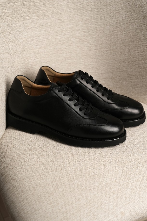 플랩에프 누고 스니커즈 더비 BK는 남성용 더비 슈즈입니다. 블랙 컬러의 소가죽으로 제작되었으며, 라운드 앞코와 3cm 로우힐 굽이 특징입니다. 수제화 공법과 핸드라스팅 기술로 제작되어 뛰어난 착화감을 제공하며, 맞춤 제작 및 굽 높이 조절도 가능합니다. 일상, 출근룩, 비즈니스 캐주얼, 모임룩 등 다양한 TPO에 클래식, 미니멀, 시크 스타일로 연출하기 좋습니다. 봄, 여름, 가을, 겨울 사계절 모두 착용할 수 있는 실용적인 아이템입니다.
