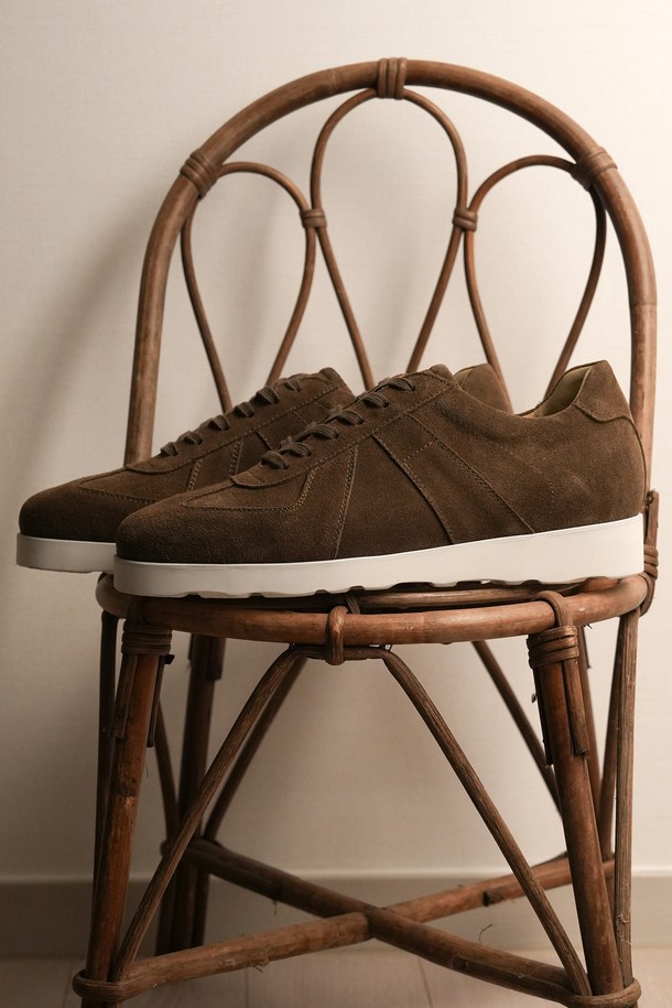 플랩에프 드니로 독일군 스니커즈 KA는 남성을 위한 캐주얼 슈즈입니다. 카키 컬러의 무지 디자인으로, 사계절 내내 활용할 수 있는 아이템입니다. 라운드 앞코에 천연 가죽과 고무를 사용하여 편안함과 내구성을 높였습니다. 굽 높이는 3cm 로우힐이며, 수제화 방식으로 제작되어 클래식한 스타일을 연출합니다. 핸드라스팅, 안감 천연가죽, 레이스업, 로우컷, 일반 발볼, 굽 높이 조절 가능한 특징을 가지고 있으며, 출근룩과 비즈니스 캐주얼, 미니멀, 클래식 스타일에 적합합니다.
