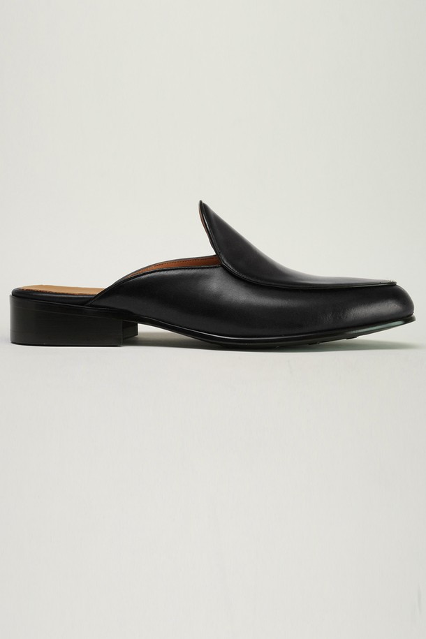 플랩에프 블랑 벨지안 플레인 블로퍼 BK는 남성용 블로퍼입니다. 클래식, 미니멀, 캐주얼 스타일을 아우르며, 동네 마실룩과 카페룩에 적합합니다. 블랙 컬러의 플레인토 디자인으로, 봄, 여름, 가을 계절에 착용하기 좋습니다. 소가죽 소재에 벨지안 스타일을 더했으며, 수제화 공법으로 제작되어 가죽 안감과 플랫 굽으로 편안한 착용감을 제공합니다.
