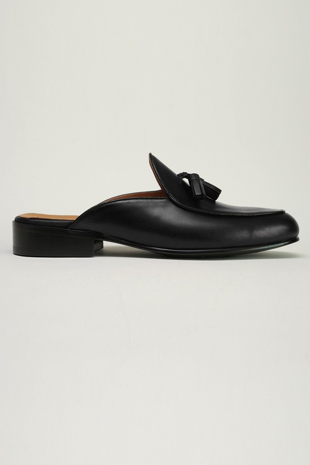 플랩에프 블랑 벨지안 태슬 블로퍼 BK는 남성용 블로퍼로, 소가죽 소재에 라운드 앞코 디자인이 특징입니다. 3cm 로우힐 굽과 천연가죽 안감으로 편안한 착용감을 제공하며, 슬립온 스타일로 신고 벗기 편리합니다. 클래식, 미니멀, 캐주얼 스타일 모두 소화 가능하며, 데이트룩과 출근룩에 잘 어울립니다. 핸드메이드 공법으로 제작된 수제화이며, 태슬 장식이 포인트입니다. 봄, 여름, 가을 세 계절 모두 활용 가능합니다.
