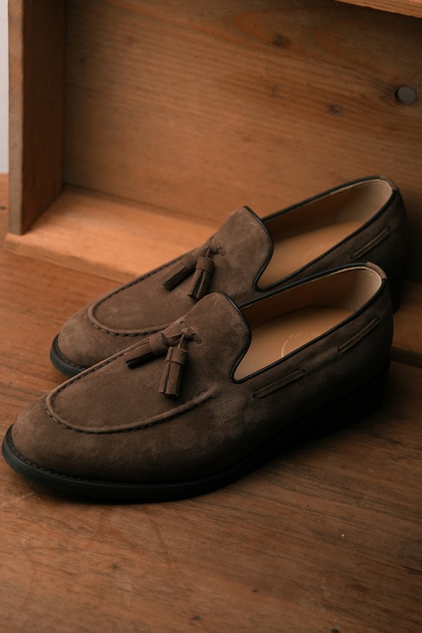 플랩에프 미구엘 스웨이드 태슬로퍼 SDB는 남성용 로퍼입니다. 다크브라운 컬러의 스웨이드와 천연가죽 소재로 제작되었으며, 일상, 데이트룩, 오피스룩에 모두 잘 어울립니다. 3cm 로우힐에 라운드 앞코 디자인, 슬립온 형태로 편안하게 착용 가능하며, 태슬 디테일이 돋보입니다. 클래식, 미니멀, 캐주얼 스타일을 모두 소화할 수 있고, 수제화로 발볼 및 굽높이 조절이 가능합니다.
