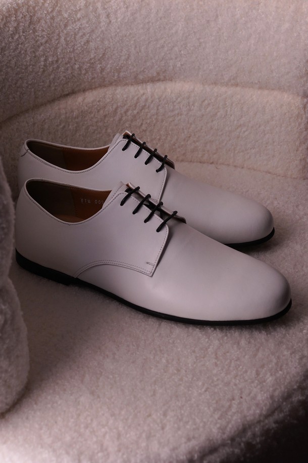 플랩에프 다니엘 플랫 더비 WH는 남성용 더비슈즈입니다. 하얀색 컬러의 라운드 토 디자인으로, 봄, 여름, 가을 계절에 착용하기 좋습니다. 합성가죽 소재에 2cm 플랫 굽으로 제작되어 편안한 착화감을 제공합니다. 클래식, 미니멀, 캐주얼 스타일을 즐기는 분들께 데이트룩과 출근룩에 적합한 베이직한 디자인의 더비슈즈입니다. 신발 끈으로 묶는 레이스업 스타일이며, 로우탑 디자인으로 심플하고 깔끔한 매력을 더합니다.
