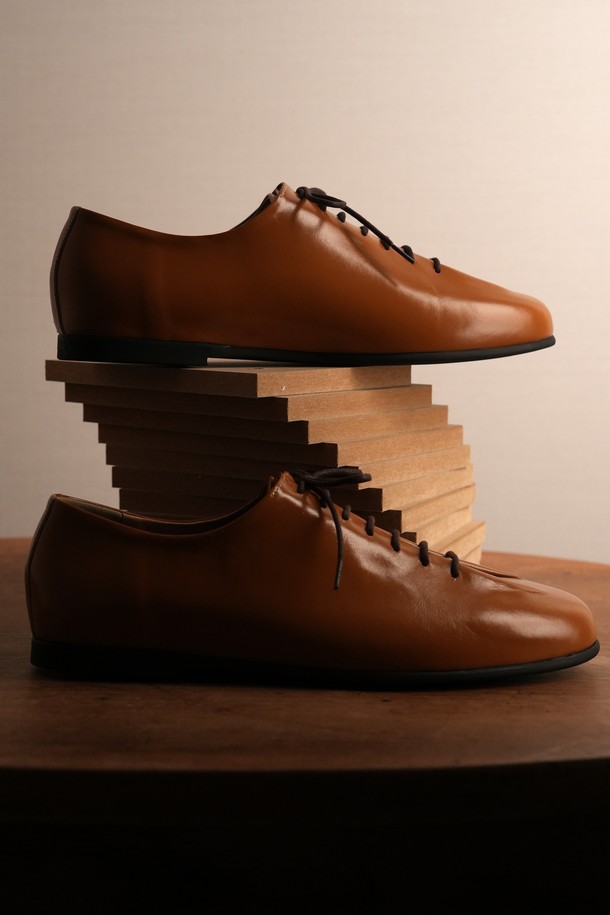 플랩에프 다비드 플랫 더비 BW는 남성 고객을 위한 수제화 더비슈즈입니다. 브라운 색상의 소가죽 소재로 제작되었으며, 사계절 내내 활용 가능한 데일리 아이템입니다. 라운드 앞코와 플랫 굽(1cm) 디자인으로 편안한 착용감을 선사하며, 천연 가죽 안감으로 고급스러움을 더했습니다. 레이스업 방식에 무지 디자인으로, 미니멀하고 클래식한 스타일을 연출하며 데이트룩과 출근룩에 모두 잘 어울립니다. 논코팅 아웃솔과 미끄럼 방지 기능으로 안전성을 높인 핸드메이드 주문 제작 상품입니다.
