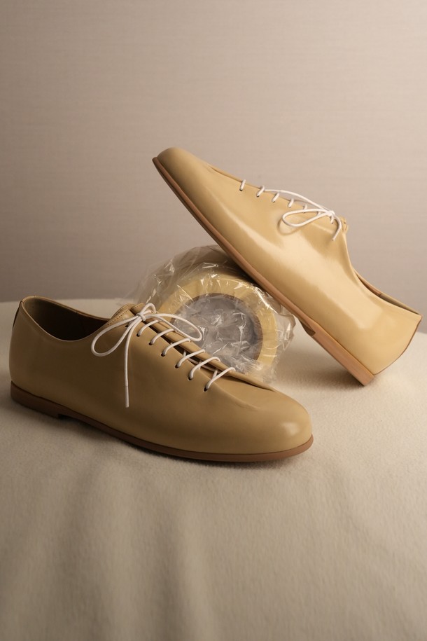 플랩에프 다비드 플랫 더비 BE는 남성용 더비슈즈입니다. 베이지 컬러의 소가죽 소재로 제작되었으며, 라운드 앞코와 레이스업 스타일로 클래식, 미니멀, 캐주얼 룩에 모두 잘 어울립니다. 7cm 플랫 굽에, 가죽 안감과 무지 패턴으로 고급스러움을 더했습니다. 수제화, 핸드라스팅 공법 및 논코팅 아웃솔, 주문 제작으로 특별함을 더하여 데이트룩과 출근룩에 적합합니다.
