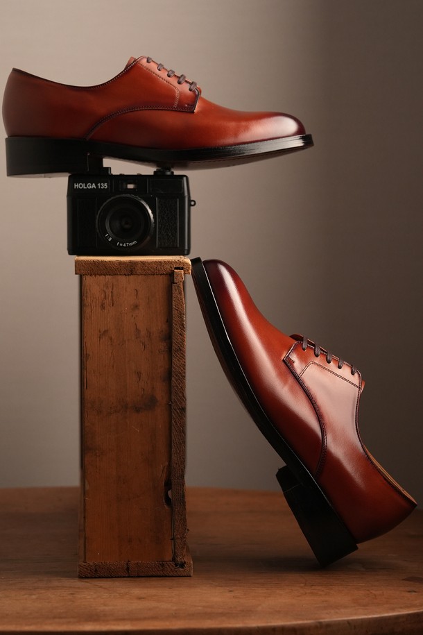 플랩에프 에릭 더비 BW는 남성용 더비슈즈로, 브라운 컬러의 천연가죽 소재로 제작되었습니다. 라운드 토 디자인에 3cm 로우힐 굽이 적용되었으며, 사계절 착용이 가능합니다. 수제화, 핸드메이드, 맞춤 제작 방식으로 제작되어 고급스러움을 더하고, 레드솔과 고무창으로 내구성을 높였습니다. 레이스업 스타일로, 데이트룩, 오피스룩, 비즈니스 캐주얼 등 다양한 TPO에 맞춰 클래식, 미니멀, 캐주얼 스타일을 연출할 수 있습니다.
