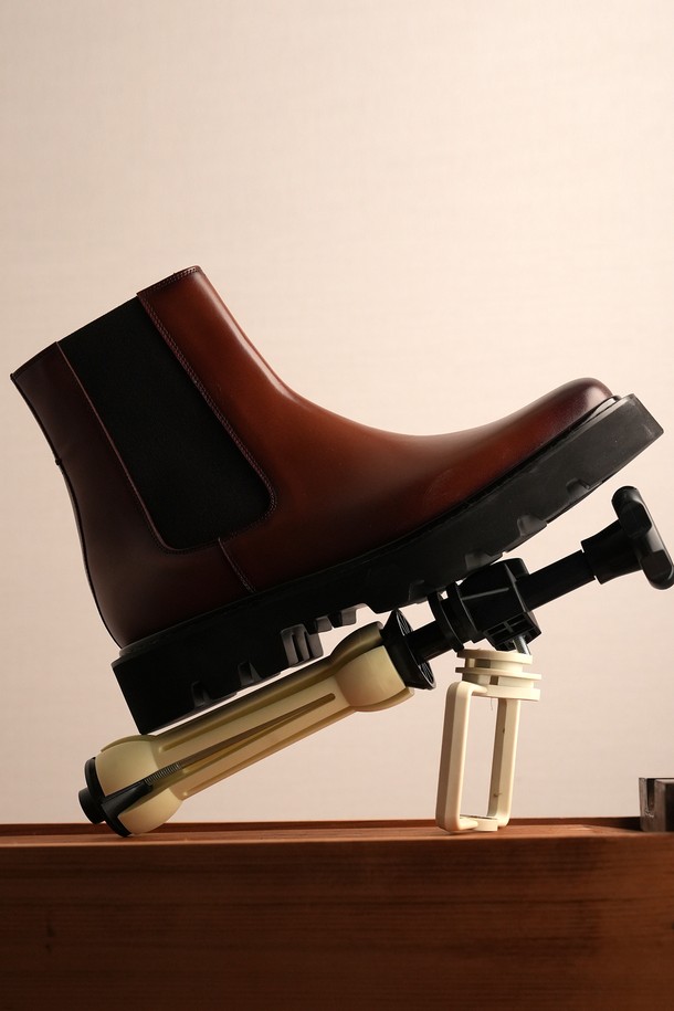 플랩에프 밀로 첼시부츠 BW는 가을, 겨울에 어울리는 남성용 브라운 컬러의 첼시부츠입니다. 4cm 로우힐 굽과 발등을 감싸는 고무 밴딩, 라운드 앞코 디자인으로 편안함과 스타일을 동시에 잡았습니다. 천연 소가죽 소재에 가죽 안감을 사용하여 고급스러운 착용감을 선사하며, 무지 패턴으로 미니멀하고 시크한 스타일을 연출합니다. 성수동 수제화로 제작되어 꼼꼼한 마감과 높은 퀄리티를 자랑하며, 맞춤 제작도 가능합니다. 겨울 데일리룩, 출근룩, 데이트룩 등 다양한 TPO에 활용하기 좋습니다.
