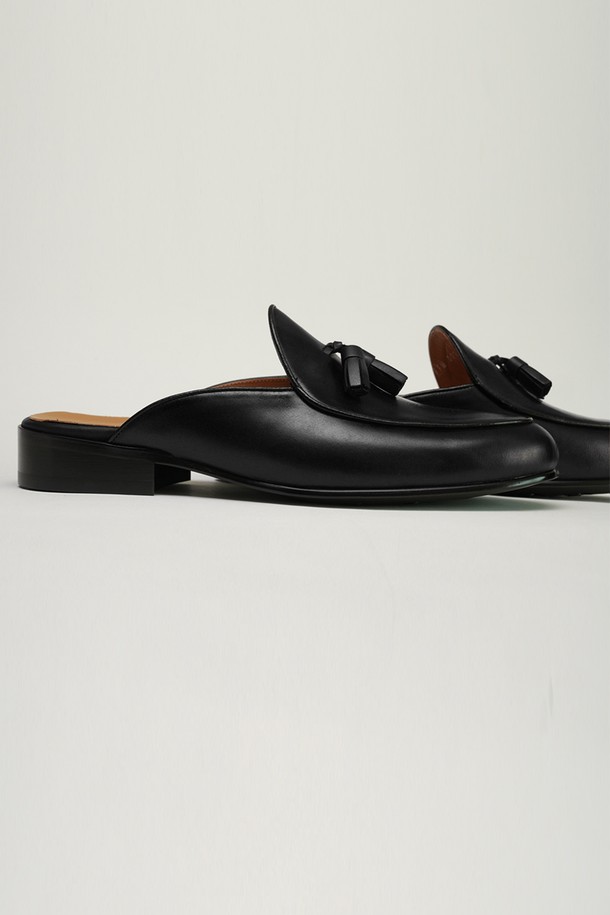 플랩에프 블랑 벨지안 태슬 블로퍼 BK는 남성용 블로퍼로, 소가죽 소재에 라운드 앞코 디자인이 특징입니다. 3cm 로우힐 굽과 천연가죽 안감으로 편안한 착용감을 제공하며, 슬립온 스타일로 신고 벗기 편리합니다. 클래식, 미니멀, 캐주얼 스타일 모두 소화 가능하며, 데이트룩과 출근룩에 잘 어울립니다. 핸드메이드 공법으로 제작된 수제화이며, 태슬 장식이 포인트입니다. 봄, 여름, 가을 세 계절 모두 활용 가능합니다.
