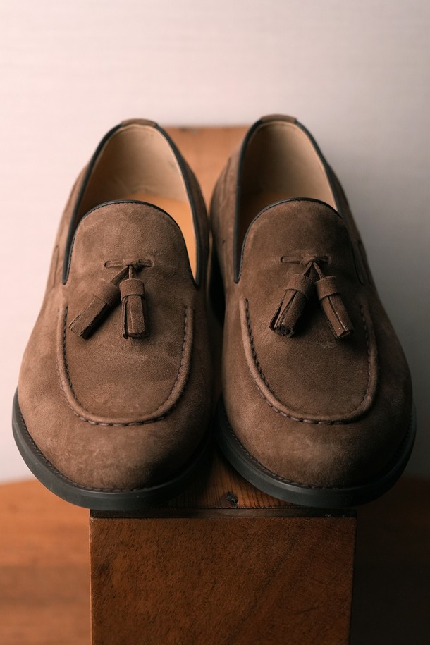 플랩에프 미구엘 스웨이드 태슬로퍼 SDB는 남성용 로퍼입니다. 다크브라운 컬러의 스웨이드와 천연가죽 소재로 제작되었으며, 일상, 데이트룩, 오피스룩에 모두 잘 어울립니다. 3cm 로우힐에 라운드 앞코 디자인, 슬립온 형태로 편안하게 착용 가능하며, 태슬 디테일이 돋보입니다. 클래식, 미니멀, 캐주얼 스타일을 모두 소화할 수 있고, 수제화로 발볼 및 굽높이 조절이 가능합니다.
