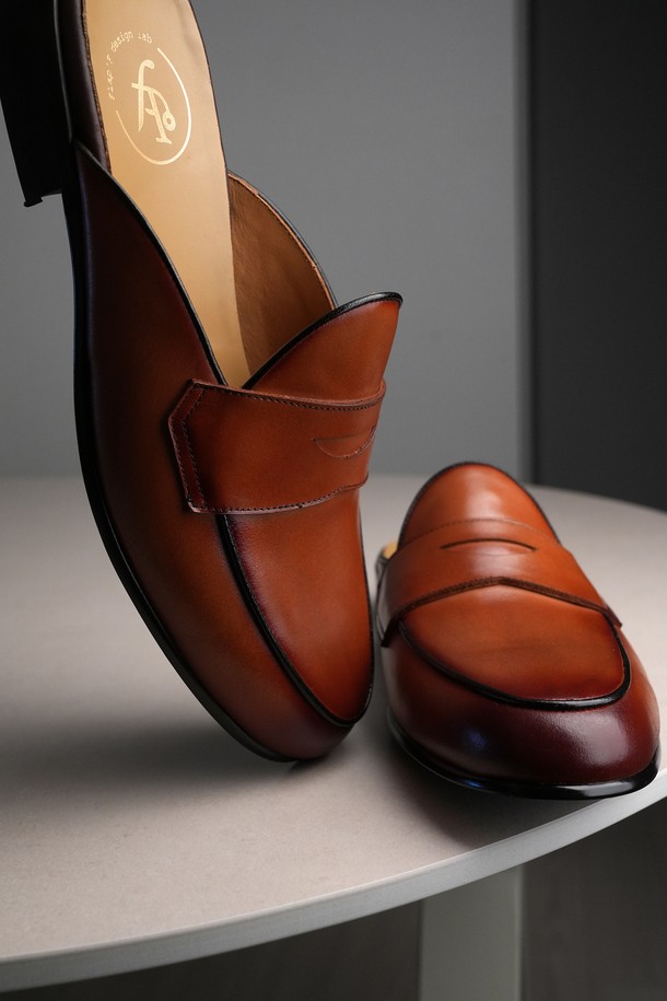 플랩에프 블랑 벨지안 페니 블로퍼 BW는 남성용 페니로퍼로, 부드러운 브라운 컬러의 천연가죽 소재로 제작되었습니다. 라운드 앞코와 로우컷 탑라인, 슬립온 디자인으로 편안하게 착용 가능하며, 3cm 로우힐 굽이 적용되었습니다. 안감 또한 천연가죽으로 마감하여 고급스러움을 더했으며, 무지 패턴으로 어떤 스타일에도 잘 어울립니다. 수제화, 핸드메이드 공법으로 제작되어 맞춤 제작 및 아웃솔, 굽 높이 조절까지 가능합니다. 데이트룩, 오피스룩, 클래식, 미니멀, 캐주얼 등 다양한 TPO와 스타일에 활용하기 좋습니다.
