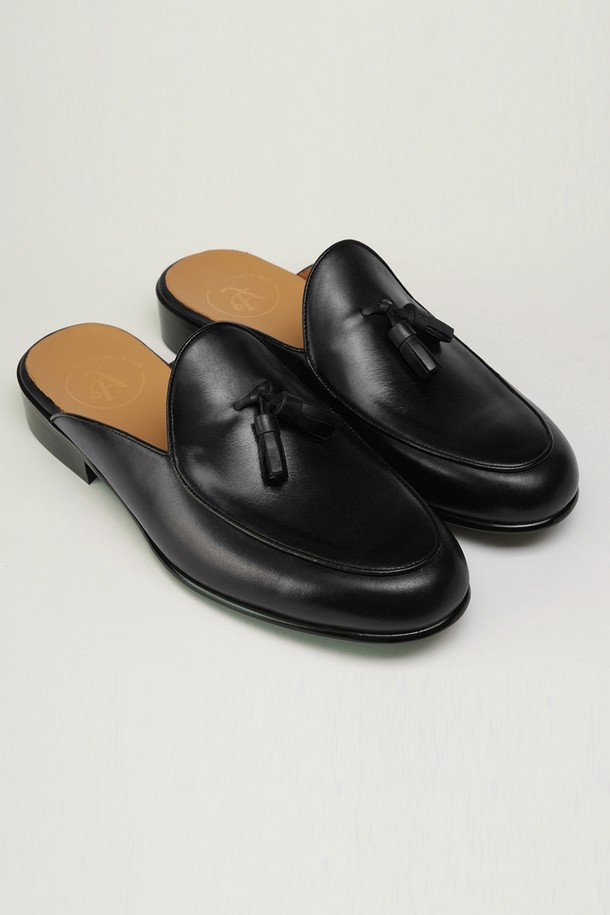 플랩에프 블랑 벨지안 태슬 블로퍼 BK는 남성용 블로퍼로, 소가죽 소재에 라운드 앞코 디자인이 특징입니다. 3cm 로우힐 굽과 천연가죽 안감으로 편안한 착용감을 제공하며, 슬립온 스타일로 신고 벗기 편리합니다. 클래식, 미니멀, 캐주얼 스타일 모두 소화 가능하며, 데이트룩과 출근룩에 잘 어울립니다. 핸드메이드 공법으로 제작된 수제화이며, 태슬 장식이 포인트입니다. 봄, 여름, 가을 세 계절 모두 활용 가능합니다.
