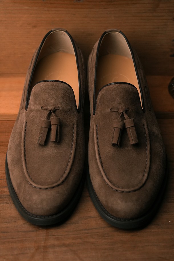 플랩에프 미구엘 스웨이드 태슬로퍼 SDB는 남성용 로퍼입니다. 다크브라운 컬러의 스웨이드와 천연가죽 소재로 제작되었으며, 일상, 데이트룩, 오피스룩에 모두 잘 어울립니다. 3cm 로우힐에 라운드 앞코 디자인, 슬립온 형태로 편안하게 착용 가능하며, 태슬 디테일이 돋보입니다. 클래식, 미니멀, 캐주얼 스타일을 모두 소화할 수 있고, 수제화로 발볼 및 굽높이 조절이 가능합니다.
