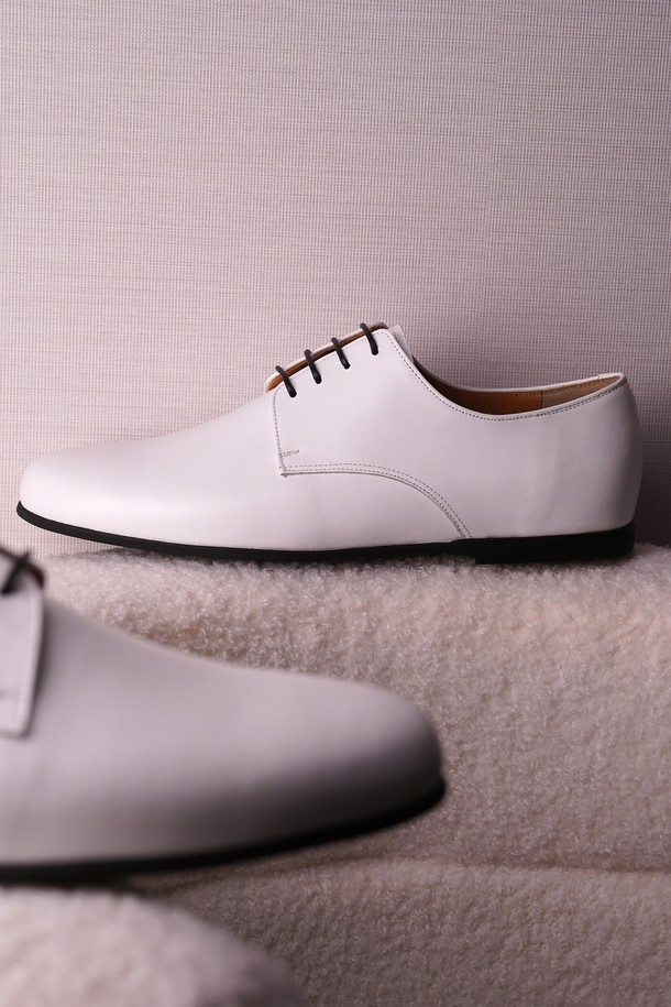 플랩에프 다니엘 플랫 더비 WH는 남성용 더비슈즈입니다. 하얀색 컬러의 라운드 토 디자인으로, 봄, 여름, 가을 계절에 착용하기 좋습니다. 합성가죽 소재에 2cm 플랫 굽으로 제작되어 편안한 착화감을 제공합니다. 클래식, 미니멀, 캐주얼 스타일을 즐기는 분들께 데이트룩과 출근룩에 적합한 베이직한 디자인의 더비슈즈입니다. 신발 끈으로 묶는 레이스업 스타일이며, 로우탑 디자인으로 심플하고 깔끔한 매력을 더합니다.
