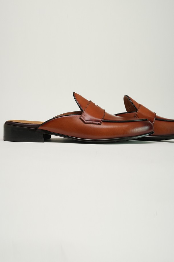 플랩에프 블랑 벨지안 페니 블로퍼 BW는 남성용 페니로퍼로, 부드러운 브라운 컬러의 천연가죽 소재로 제작되었습니다. 라운드 앞코와 로우컷 탑라인, 슬립온 디자인으로 편안하게 착용 가능하며, 3cm 로우힐 굽이 적용되었습니다. 안감 또한 천연가죽으로 마감하여 고급스러움을 더했으며, 무지 패턴으로 어떤 스타일에도 잘 어울립니다. 수제화, 핸드메이드 공법으로 제작되어 맞춤 제작 및 아웃솔, 굽 높이 조절까지 가능합니다. 데이트룩, 오피스룩, 클래식, 미니멀, 캐주얼 등 다양한 TPO와 스타일에 활용하기 좋습니다.
