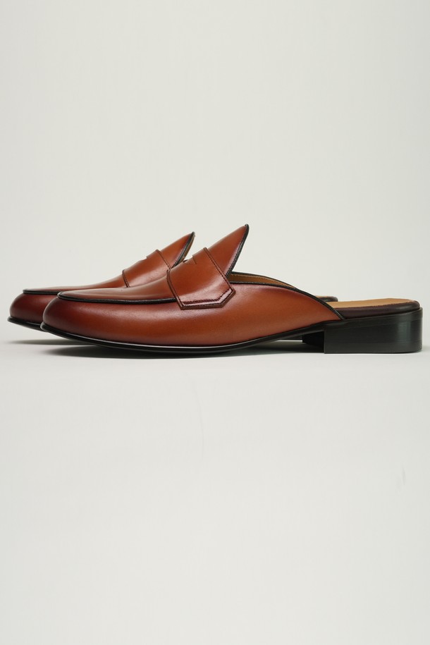 플랩에프 블랑 벨지안 페니 블로퍼 BW는 남성용 페니로퍼로, 부드러운 브라운 컬러의 천연가죽 소재로 제작되었습니다. 라운드 앞코와 로우컷 탑라인, 슬립온 디자인으로 편안하게 착용 가능하며, 3cm 로우힐 굽이 적용되었습니다. 안감 또한 천연가죽으로 마감하여 고급스러움을 더했으며, 무지 패턴으로 어떤 스타일에도 잘 어울립니다. 수제화, 핸드메이드 공법으로 제작되어 맞춤 제작 및 아웃솔, 굽 높이 조절까지 가능합니다. 데이트룩, 오피스룩, 클래식, 미니멀, 캐주얼 등 다양한 TPO와 스타일에 활용하기 좋습니다.
