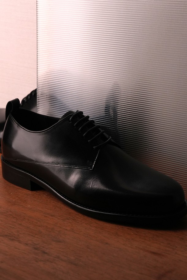 플랩에프 올리버 더비 BK는 남성용 더비슈즈입니다. 블랙 컬러의 천연가죽을 사용하여 제작되었으며, 사계절 내내 착용 가능합니다. 3cm 로우힐에 일반 앞코 모양으로 디자인되었으며, 안감 또한 천연가죽으로 마감하여 편안한 착용감을 제공합니다. 레이스업 방식으로 여며지며, 무지 패턴의 클래식, 미니멀, 시크 스타일을 연출하기에 좋습니다. 특히, 출근룩, 오피스룩, 비즈니스 캐주얼에 매치하기 좋은 아이템입니다. 수제화, 핸드메이드 방식으로 제작되었으며, 맞춤 제작 및 굽 높이, 솔 보강이 가능합니다.
