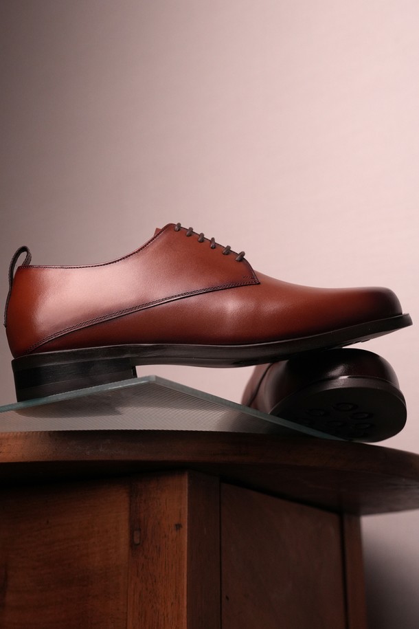 플랩에프 올리버 더비 BW는 클래식, 미니멀, 캐주얼 스타일을 아우르는 남성용 더비슈즈입니다. 브라운 컬러의 천연 가죽 소재로 제작되어, 사계절 내내 활용 가능하며 출근룩, 비즈니스 캐주얼, 모임룩 등 다양한 TPO에 적합합니다. 라운드 토우 디자인에 3cm 로우힐 굽으로 편안한 착용감을 선사하며, 레이스업 방식으로 신발을 여밀 수 있습니다. 핸드라스팅 방식의 성수동 수제화 공방 제작 수제화로, 주문 제작 방식으로 홍창 변경, 바닥 보강, 굽 추가/낮춤 등의 옵션을 선택할 수 있습니다.
