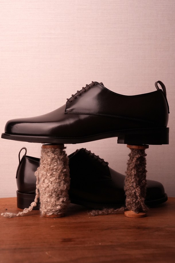 플랩에프 올리버 더비 DB는 남성용 더비슈즈입니다. 다크브라운 컬러의 소가죽 소재로 제작되었으며, 사계절 내내 착용 가능합니다. 라운드 앞코 디자인에 3cm 로우힐 굽이 적용되었으며, 안감은 천연가죽으로 마감하여 편안한 착용감을 제공합니다. 무지 패턴의 레이스업 스타일로, 출근룩, 비즈니스 캐주얼, 데이트룩 등 다양한 TPO에 활용할 수 있습니다. 클래식, 미니멀, 시크 스타일을 즐겨 입는 분들께 추천하며, 핸드메이드, 전통 수제화 방식으로 제작되어 주문 제작 및 맞춤 제작, 사이즈 조절이 가능합니다.
