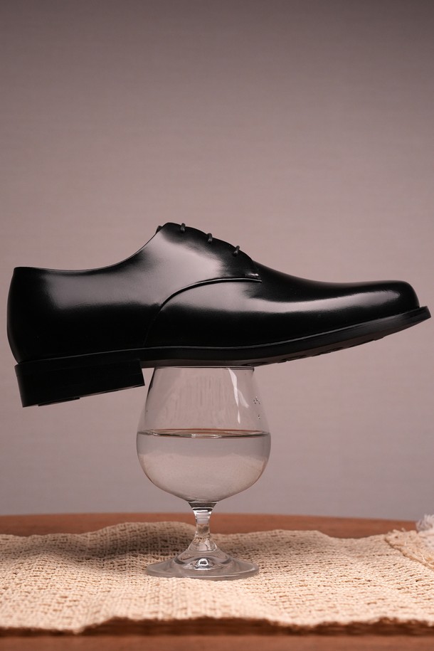 플랩에프 나바로 더비 BK는 남성용 더비슈즈로, 클래식, 미니멀, 시크한 스타일을 연출하기에 좋습니다. 블랙 컬러의 무지 디자인에 천연 가죽 소재를 사용하여 고급스러운 느낌을 주며 출근룩, 비즈니스 캐주얼, 데이트룩 등 다양한 TPO에 활용할 수 있습니다. 일반 앞코 모양에 레이스업 방식으로 편안하게 착용 가능하며, 3cm 로우힐 굽으로 안정감을 더했습니다. 성수동 수제화 공방에서 제작되어 핸드라스팅 공법으로 섬세하게 완성되었으며, 홍창 및 바닥 보강, 굽 높이 조절 옵션도 제공합니다.
