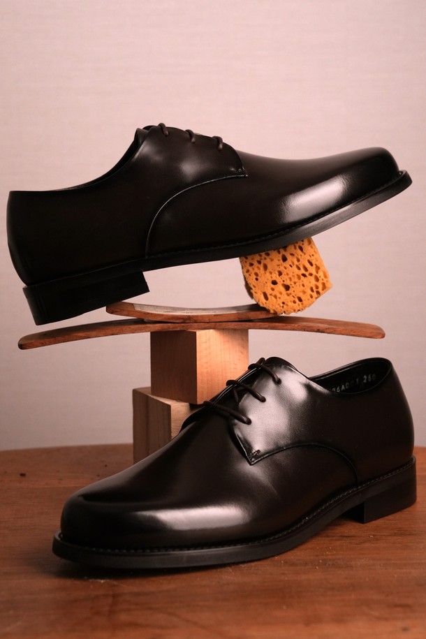 플랩에프 나바로 더비 DB는 남성용 더비슈즈로, 다크브라운 컬러의 라운드토 디자인이 특징입니다. 사계절 모두 착용 가능하며, 일상생활에서 활용하기 좋습니다. 천연 가죽 소재에 3cm 로우힐 굽으로 제작되어 편안한 착용감을 선사합니다. 핸드라스팅 방식의 성수동 수제화 공방 제작으로, 주문 제작 방식을 통해 홍창, 바닥 보강, 굽 추가, 굽 낮춤 등의 옵션 선택이 가능합니다. 데이트룩, 오피스룩, 비즈니스 캐주얼 스타일은 물론, 클래식, 미니멀, 시크 스타일에도 잘 어울립니다.
