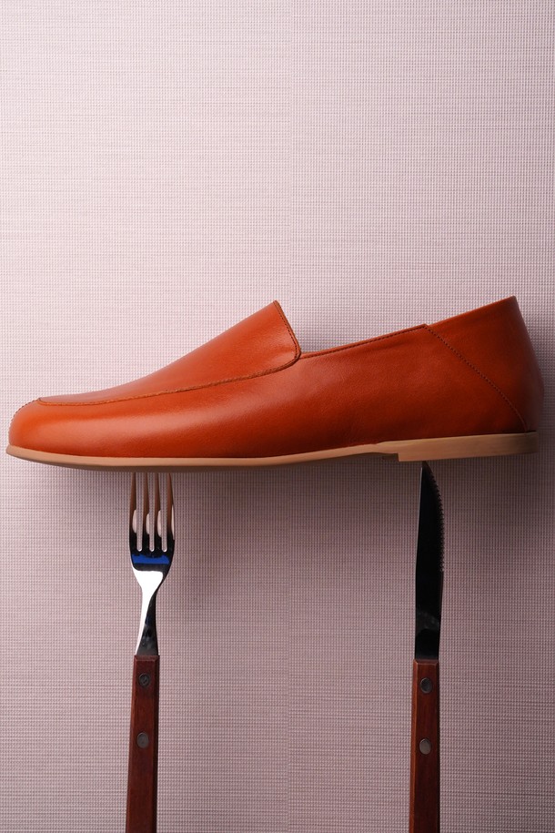 플랩에프 주세페 로퍼 BW는 남녀 공용으로 제작된 브라운 컬러의 로퍼입니다. 봄, 여름, 가을 계절에 착용하기 좋으며, 라운드 앞코와 1cm 로우힐 굽으로 편안한 착화감을 제공합니다. 천연가죽 소재와 천연가죽 안감으로 제작되어 고급스러운 분위기를 자아내며, 슬립온 디자인으로 간편하게 신고 벗을 수 있습니다. 무지 패턴에 로우컷 탑라인으로 클래식, 미니멀, 캐주얼 등 다양한 스타일을 연출할 수 있으며, 데이트룩과 출근룩에 적합합니다. 수제화, 핸드래스팅 공법, 미끄럼 방지 밑창, 주문 제작 및 사이즈 조절이 가능한 특징을 가지고 있습니다.
