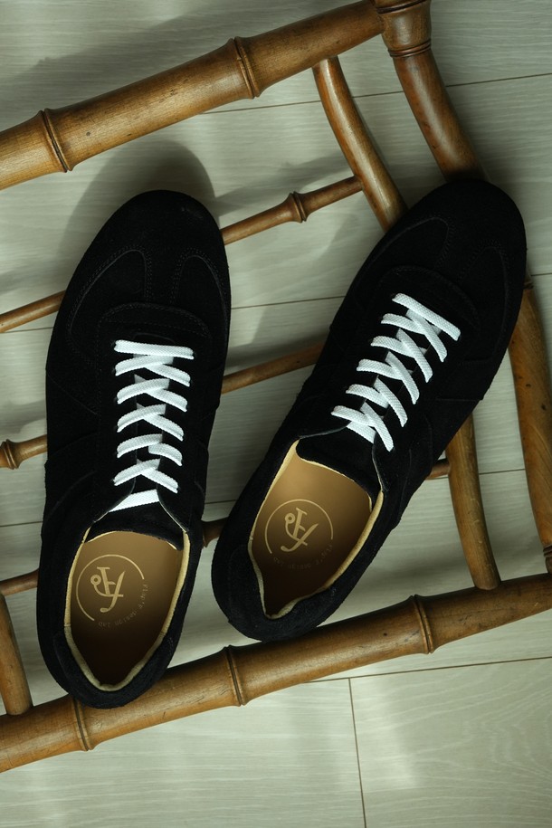 플랩에프 줄리오 스웨이드 플랫 스니커즈 SBK는 부드러운 스웨이드와 고급스러운 천연가죽으로 제작되어 편안함과 스타일을 동시에 잡았습니다. 라운드 앞코 디자인으로 발을 편안하게 감싸주며, 1cm 플랫 굽은 안정적인 착화감을 제공합니다. 블랙 컬러에 무지 패턴으로 어떤 옷에도 잘 어울리며, 레이스업 방식으로 깔끔하게 마무리됩니다. 안감은 천연가죽으로 제작되어 쾌적한 착용감을 선사하며, 핸드메이드, 수제화 공법으로 제작되어 높은 퀄리티를 자랑합니다. 일상, 산책 등 다양한 상황에서 미니멀, 클래식, 캐주얼 스타일을 연출하기 좋습니다.
