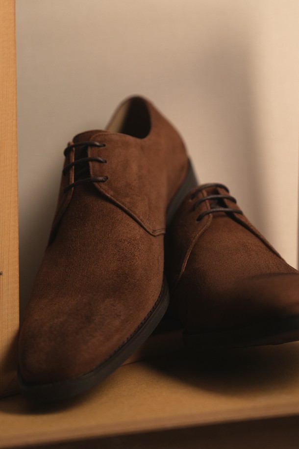 플랩에프 마테오 스웨이드 더비 SBW는 부드러운 스웨이드와 천연가죽 소재로 제작된 남성용 더비슈즈입니다. 브라운 컬러의 라운드 토 디자인으로, 일상생활에서 클래식, 미니멀, 캐주얼 스타일 모두 소화 가능합니다. 굽 높이 3cm의 로우힐로 편안한 착용감을 제공하며, 안감 또한 천연가죽으로 마감되었습니다. 수제화, 핸드메이드 방식으로 제작되어 맞춤 제작 및 아웃솔, 굽 높이 조절이 가능하여 더욱 만족스러운 fit을 경험할 수 있습니다. 데이트룩, 출근룩에 적합하며, 사계절 내내 활용할 수 있습니다.
