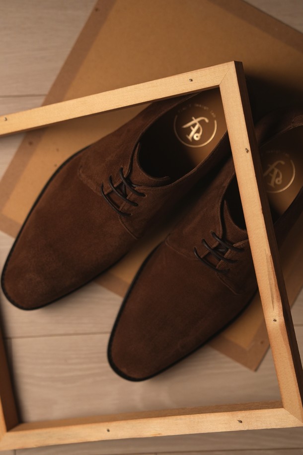 플랩에프 마테오 스웨이드 더비 SBW는 부드러운 스웨이드와 천연가죽 소재로 제작된 남성용 더비슈즈입니다. 브라운 컬러의 라운드 토 디자인으로, 일상생활에서 클래식, 미니멀, 캐주얼 스타일 모두 소화 가능합니다. 굽 높이 3cm의 로우힐로 편안한 착용감을 제공하며, 안감 또한 천연가죽으로 마감되었습니다. 수제화, 핸드메이드 방식으로 제작되어 맞춤 제작 및 아웃솔, 굽 높이 조절이 가능하여 더욱 만족스러운 fit을 경험할 수 있습니다. 데이트룩, 출근룩에 적합하며, 사계절 내내 활용할 수 있습니다.
