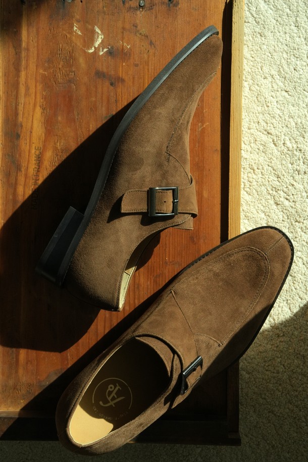 플랩에프 지오 스웨이드 원몽크 SBW는 남성 고객을 위한 브라운 컬러의 원몽크화입니다. 봄, 가을, 겨울 계절에 착용하기 좋으며, 라운드 앞코 디자인과 3cm 로우힐 굽이 특징입니다. 천연가죽, 스웨이드, 고무를 주요 소재로 사용하고, 안감은 천연가죽으로 제작되었습니다. 버클 여밈 방식의 무지 패턴 디자인이며, 핸드라스팅 방식으로 제작된 성수동 수제화 공방의 주문 제작 상품입니다. 데이트룩, 출근룩, 비즈니스 캐주얼에 어울리는 클래식, 미니멀, 캐주얼 스타일을 연출할 수 있습니다.
