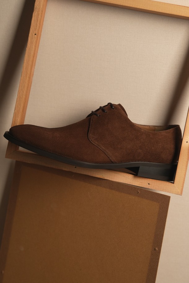 플랩에프 마테오 스웨이드 더비 SBW는 부드러운 스웨이드와 천연가죽 소재로 제작된 남성용 더비슈즈입니다. 브라운 컬러의 라운드 토 디자인으로, 일상생활에서 클래식, 미니멀, 캐주얼 스타일 모두 소화 가능합니다. 굽 높이 3cm의 로우힐로 편안한 착용감을 제공하며, 안감 또한 천연가죽으로 마감되었습니다. 수제화, 핸드메이드 방식으로 제작되어 맞춤 제작 및 아웃솔, 굽 높이 조절이 가능하여 더욱 만족스러운 fit을 경험할 수 있습니다. 데이트룩, 출근룩에 적합하며, 사계절 내내 활용할 수 있습니다.
